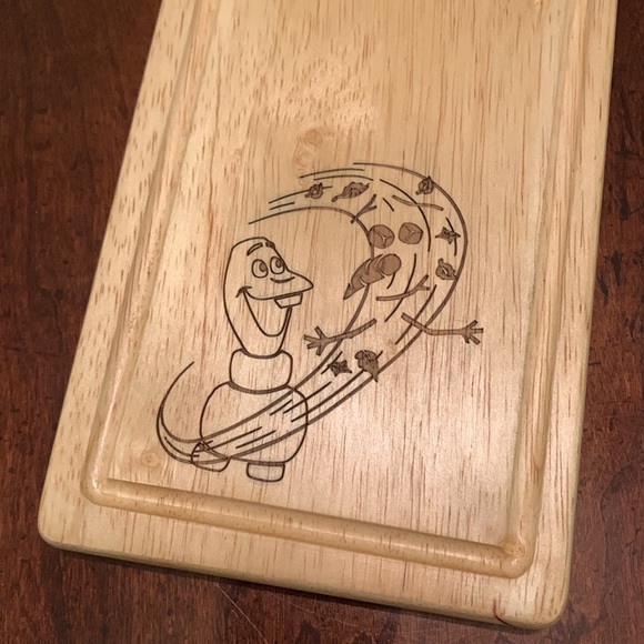 Frozen II Botella Serving Board - Rubberwood Olaf Themed Meal Prep Form Fitting - Picture 2 of 7